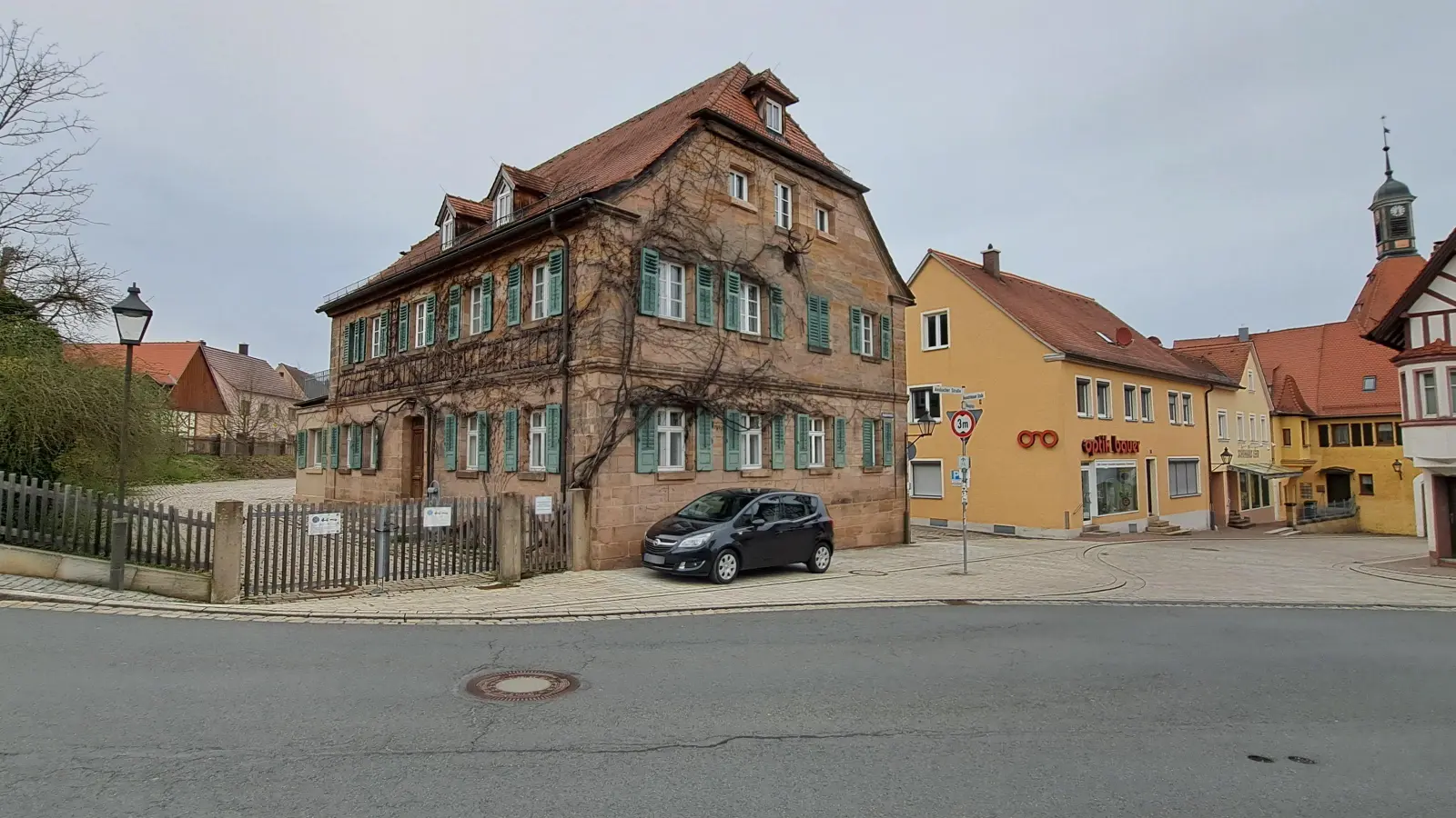 Zentral gelegen und denkmalgeschützt: Das Forstamt vor den Toren der Heilsbronner Innenstadt gehört dem Freistaat Bayern. (Foto: Florian Schwab)