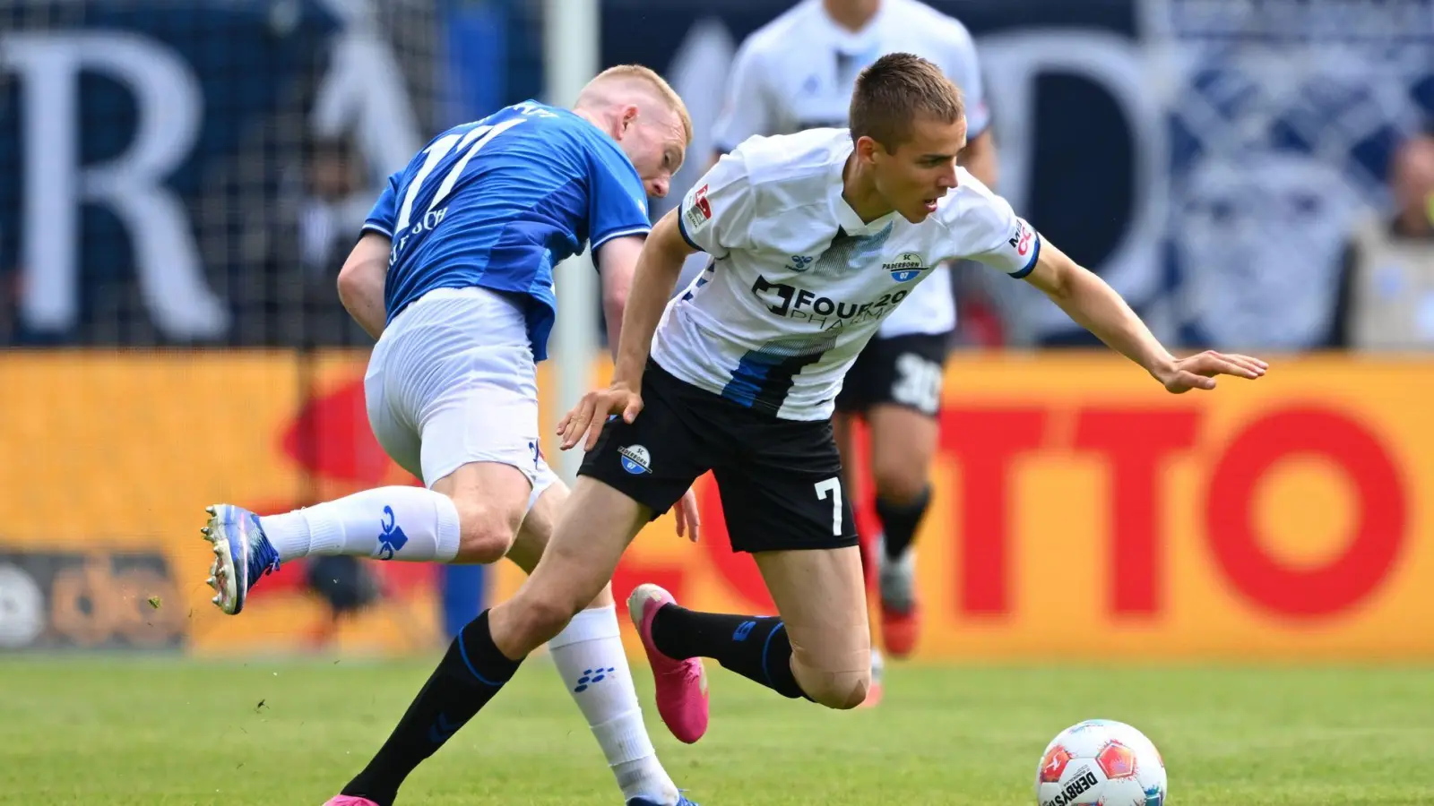 Filip Bilbija (r) verschoss einen Elfmeter für Paderborn. (Foto: Florian Wiegand/dpa)