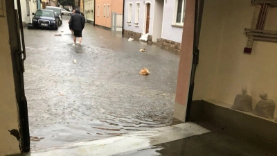 Knöcheltief im Wasser standen viele Anwohner in der Bad Windsheimer Altstadt – im Bild der Schwedenwall. Die Aufräumarbeiten sind noch im Gange, aber die Schäden dürften erheblich sein. (Foto: Bastian Lauer)