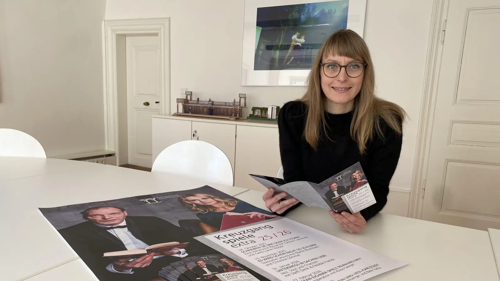 Feuchtwangens Kulturbüroleiterin Dr. Maria Wüstenhagen stellte das neue Programm „Kreuzgangspiele extra“ für die Saison 2025/26 vor. (Foto: Lisa-Maria Liebing)
