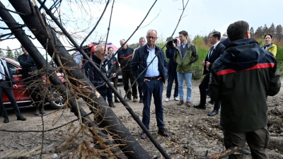 Für Bundeskanzler Merz ist der Waldbrand in Hürtgenwald eine Folge des Klimawandels.  (Foto: Roberto Pfeil/AFP-Pool/dpa)