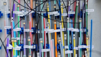 Glasfaserkabel in einem Verteilerkasten. (Foto: Rolf Vennenbernd/dpa)