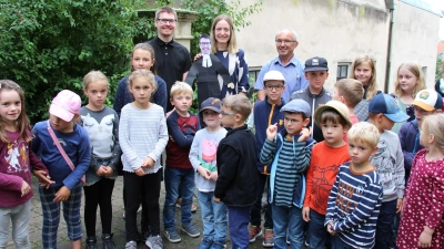 Die Kindergottesdienstkinder begrüßten Pfarrer Frederik Heid mit schwungvollen Liedern und einer Pfarrer-Puppe aus Papier. Hinten von links: Frederik Heid, Anna Heid und Vertrauensmann Harald Trabert. (Foto: Gudrun Trabert)