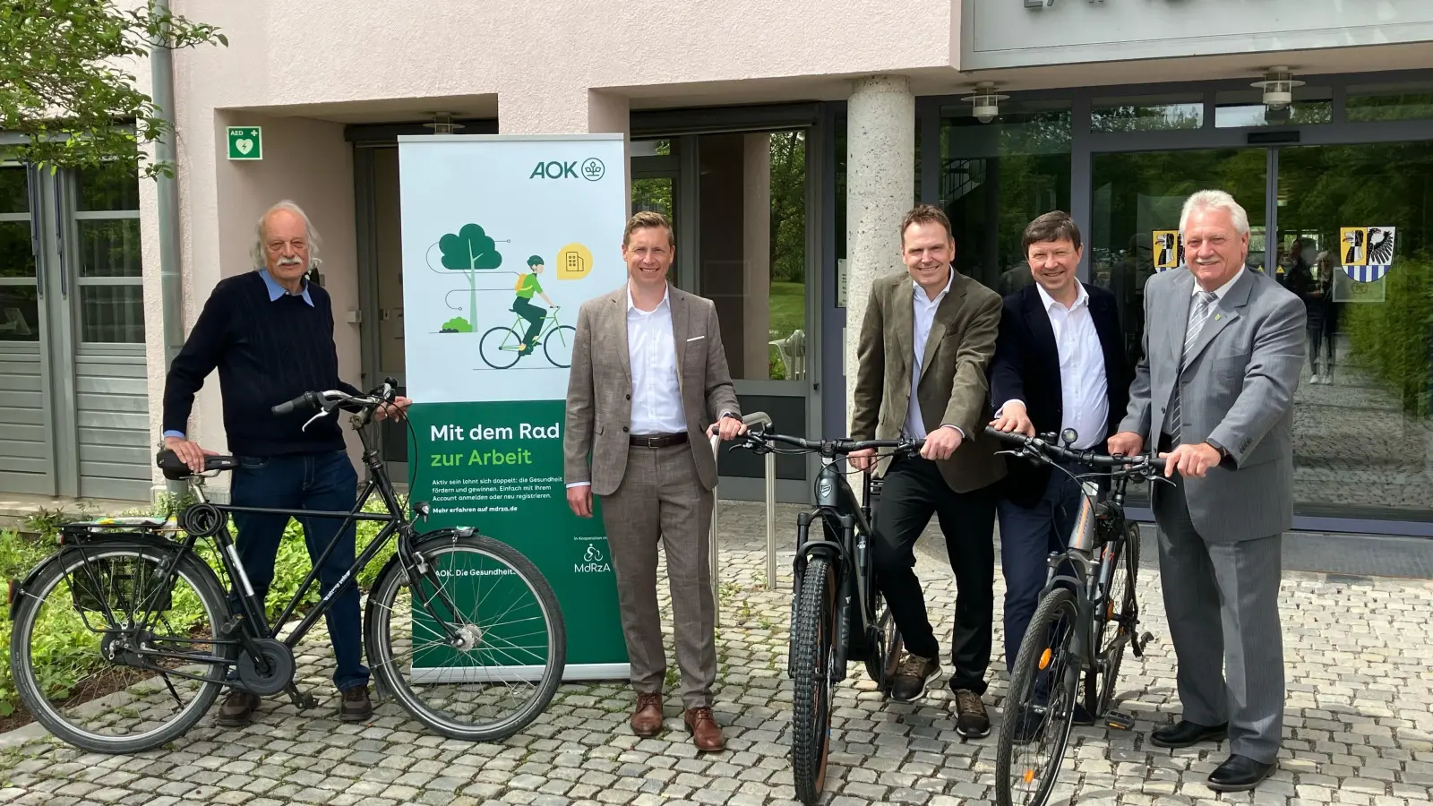 Frank Wessel vom ADFC Bayern, der Direktor der AOK Mittelfranken, Michael Surowka, Schirmherr und Landrat Dr. Christian von Dobschütz sowie Bad Windsheims Bürgermeister Jürgen Heckel und Neustadts Bürgermeister Klaus Meier (von links) (Foto: Christa Frühwald)