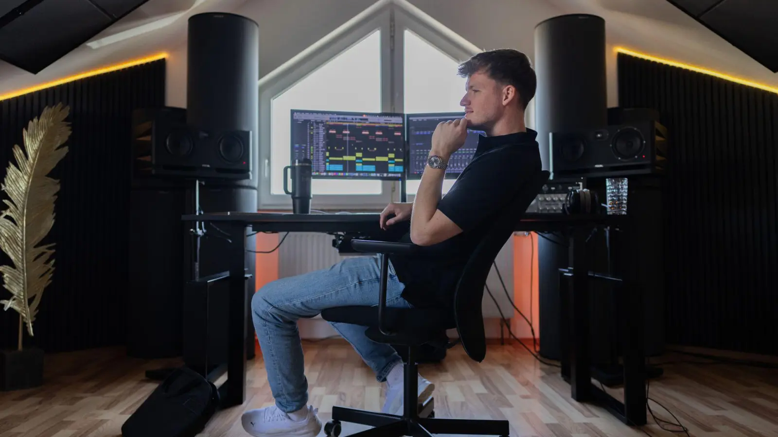 Julian Sommer genießt die Stille der Vulkaneifel. (Foto: Rolf Vennenbernd/dpa)