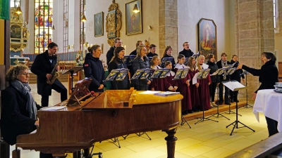 Musik-Gottesdienst beim Jazzarise-Festival: Der Jugend- und Elternchor der Ansbacher Kantorei-Singschule führte eine „Kleine Jazzmesse” auf. Die Leitung hatte Dekanatskantorin Ulrike Walch. (Foto: Elke Walter)