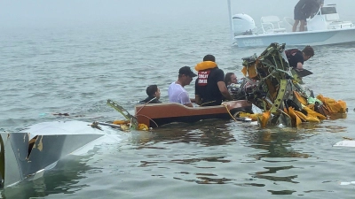 Die Suche nach einem vermissten Menschen dauert an. (Foto: Sky Decker Jr./Sky Decker Jr./AP/dpa)