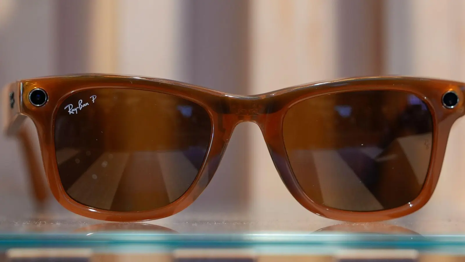 Die Meta-Brillen sind mit Kamera, Mikrofon und Lautsprechern ausgestattet. (Archivbild) (Foto: Godofredo A. Vásquez/AP/dpa)