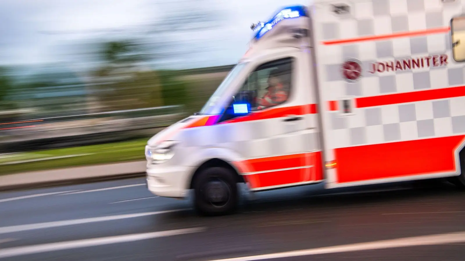 Der Pkw-Fahrer wurde für die Behandlung seiner leichten Verletzungen ins Krankenhaus gebracht.  (Symbolbild: Lino Mirgeler/dpa)