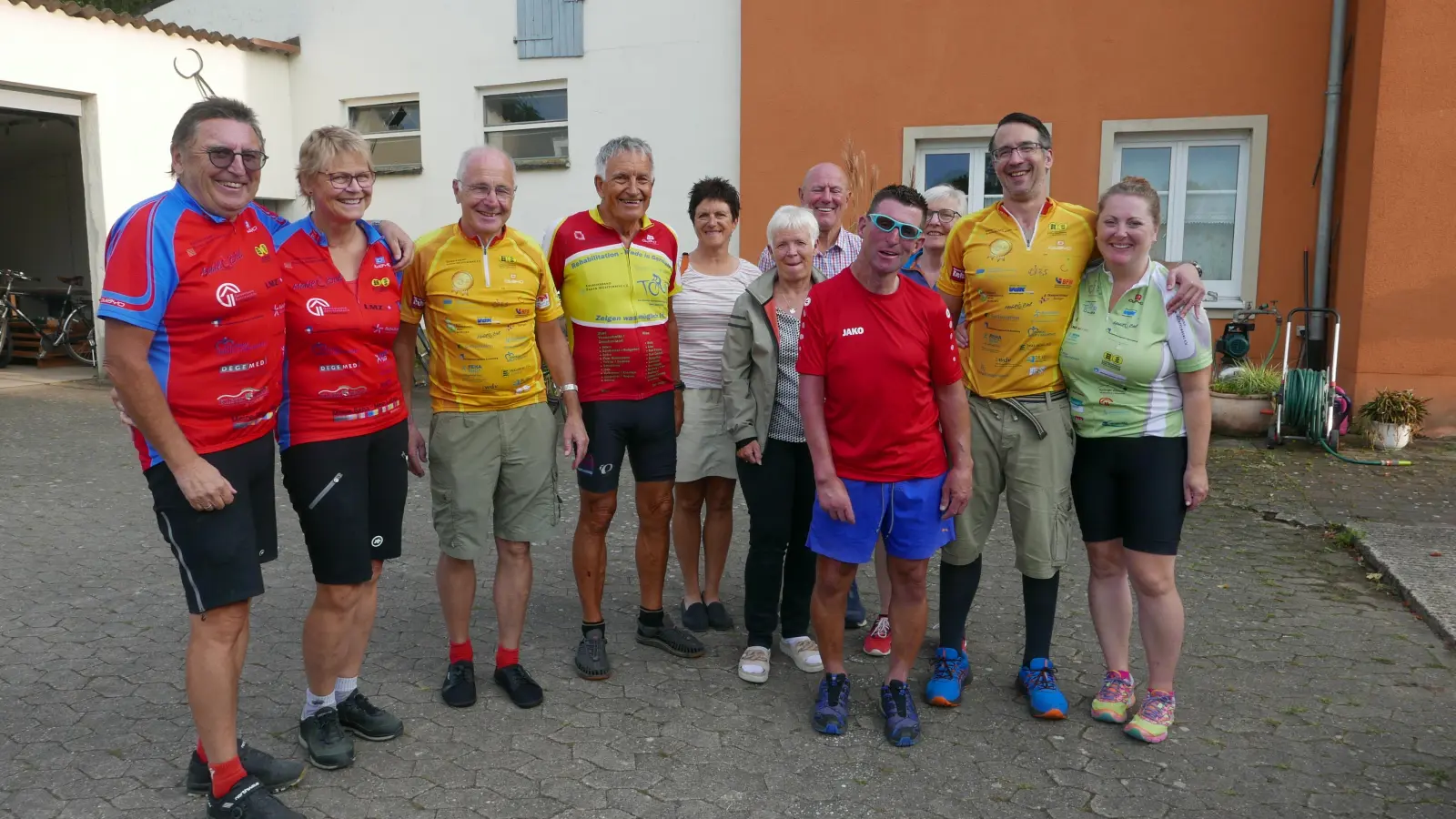 Menschen mit und ohne Handicap waren in dieser Woche mit dem Fahrrad rund um Sinbronn unterwegs. Unter ihnen: der Leiter der Gruppe, Hubert Seiter (Vierter von links), und Thomas Gensler (Zweiter von rechts). (Foto: Roman Kocholl)