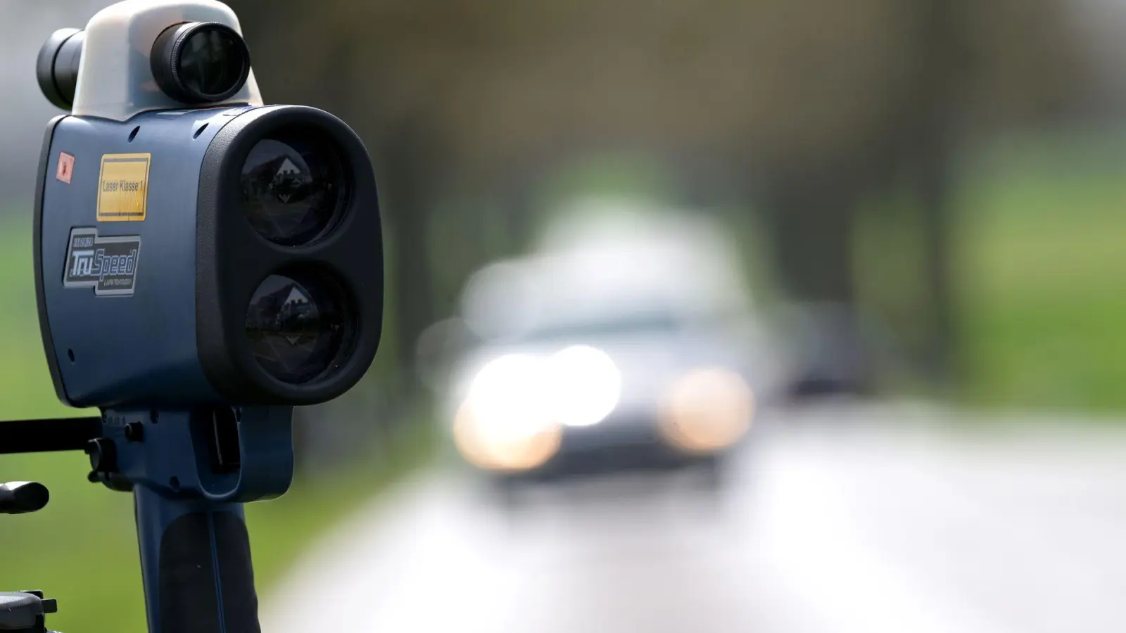 Zwischen 14 und 19 Uhr kontrollierte die Verkehrspolizei über 1000 Fahrzeuge in der Nähe der Autobahn 6. (Symbolbild: Michael Bahlo/dpa)