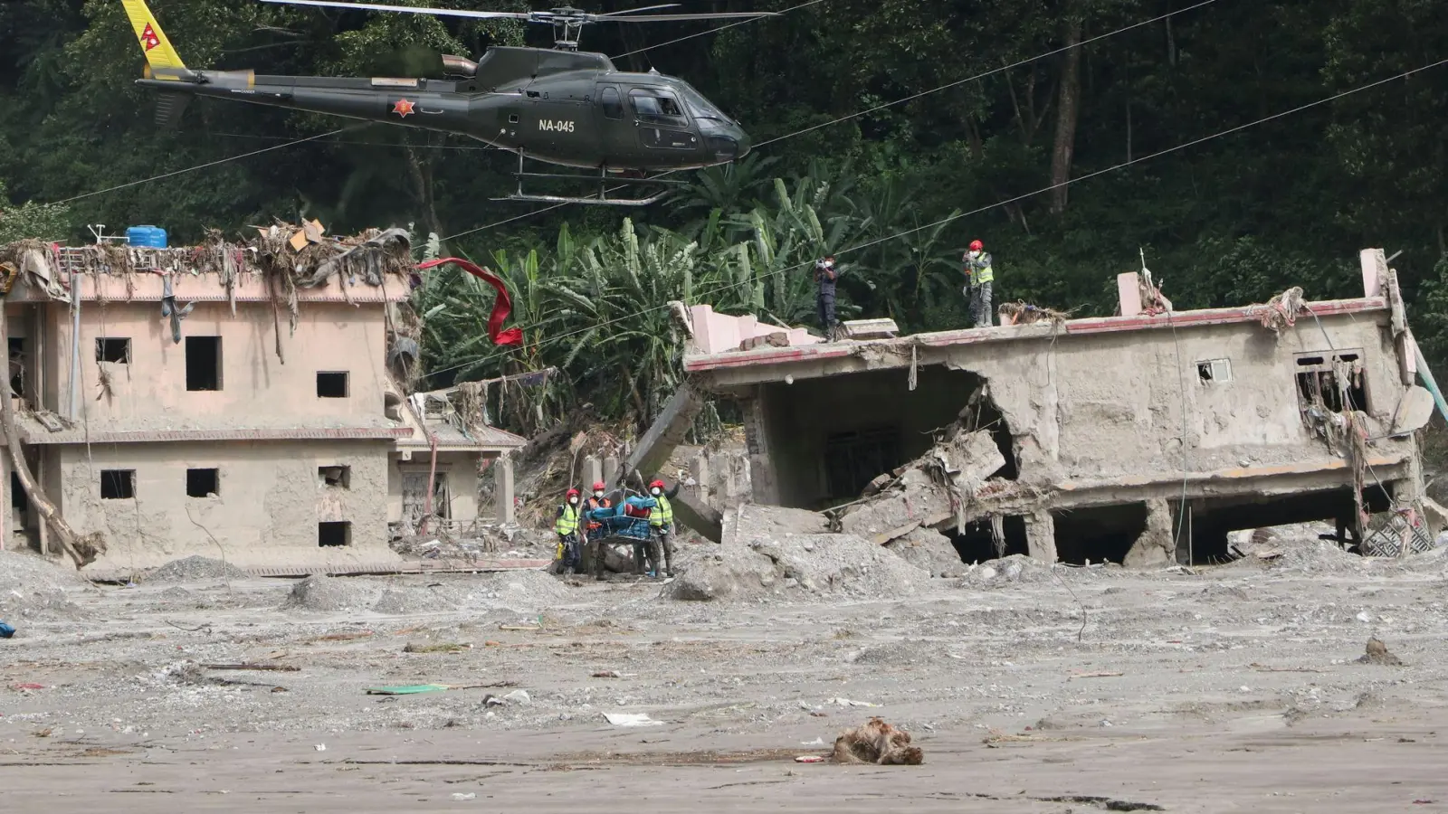 Nepalesische Sicherheitskräfte führen Such- und Rettungsaktionen nach der Flutkatastrophe durch. (Foto: Shankar Bhujel/JNA via ZUMA Press Wire/dpa)