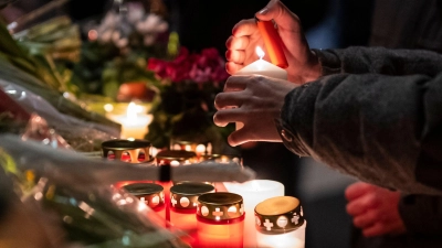 Trauer in Crans-Montana: Blumenmeer und Kerzen für Opfer des Silvesterbrandes (Foto: Alessandro Della Valle/KEYSTONE/dpa)