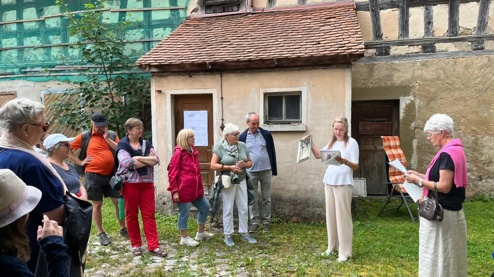 Ihr Elternhaus stellte bei der Stadtführung Astrid Wiedfeld (Zweite von rechts) vor. Sie und ihre Cousine Evelyn Hausner erzählten beim ehemaligen „Hirschenwirt” über die Geschichte ihrer Familie. (Foto: Gerhard Schöller)