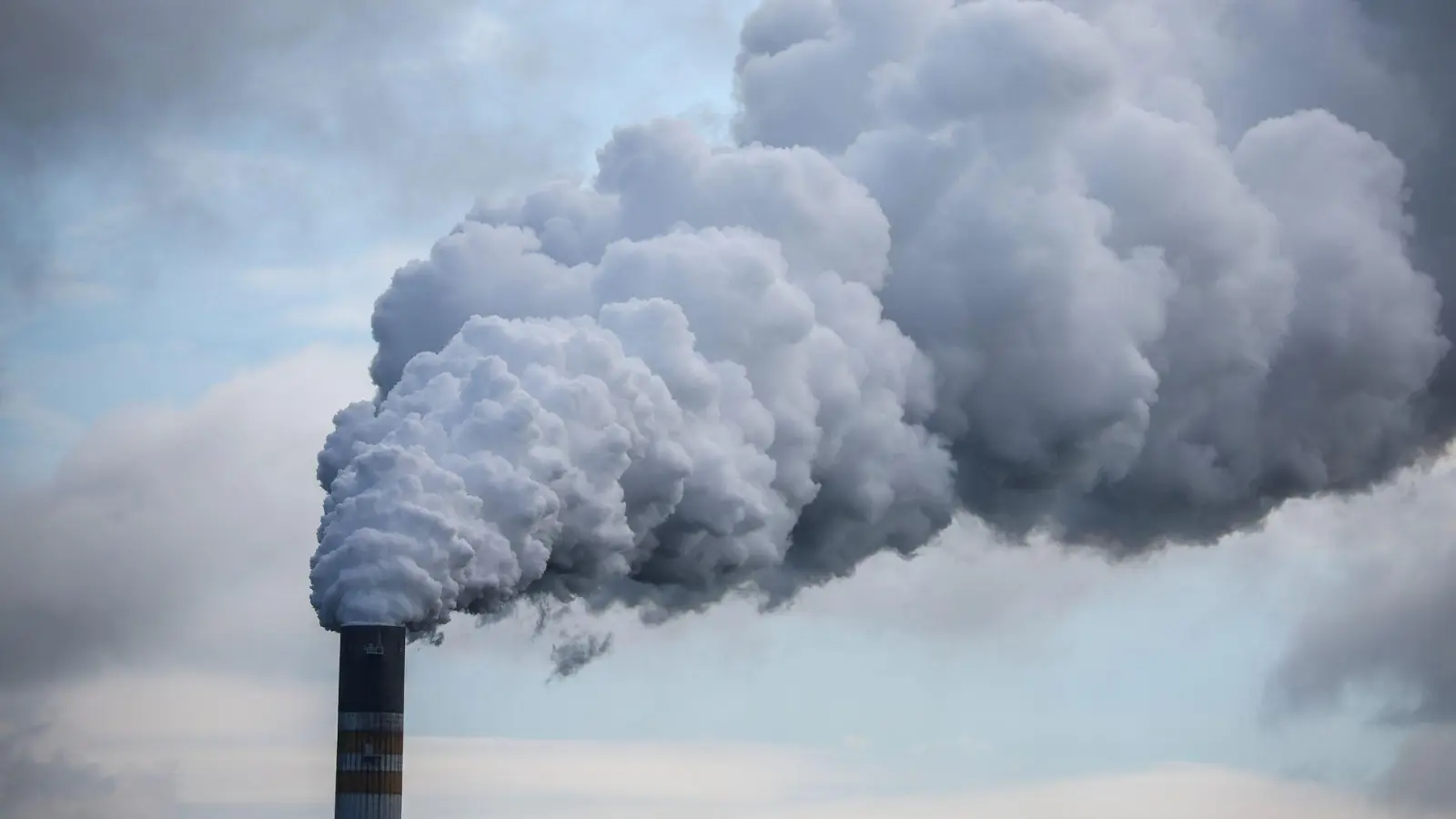 Der Emissionshandel schaufelt jedes Jahr mehr Geld in die Staatskasse. Bayern will nun per Bundesrat Länder und Kommunen von den Einnahmen profitieren lassen. (Symbolbild) (Foto: Jan Woitas/dpa)