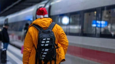 Züge sind am frühen Morgen und am späten Abend in der Regel weniger voll. (Archivbild) (Foto: Monika Skolimowska/dpa)