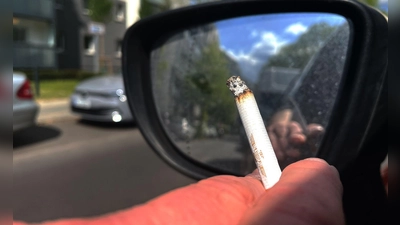 Ein Rauchverbot im Auto soll Schwangere und Minderjährige vor den Gefahren des Passivrauchens schützen. (Symbolbild) (Foto: Paul Zinken/dpa)