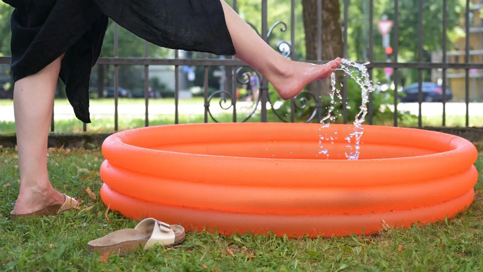 Die Menschen in Bayern müssen sich auf Temperaturen jenseits der 30 Grad einstellen. (Archivbild) (Foto: Malin Wunderlich/dpa)