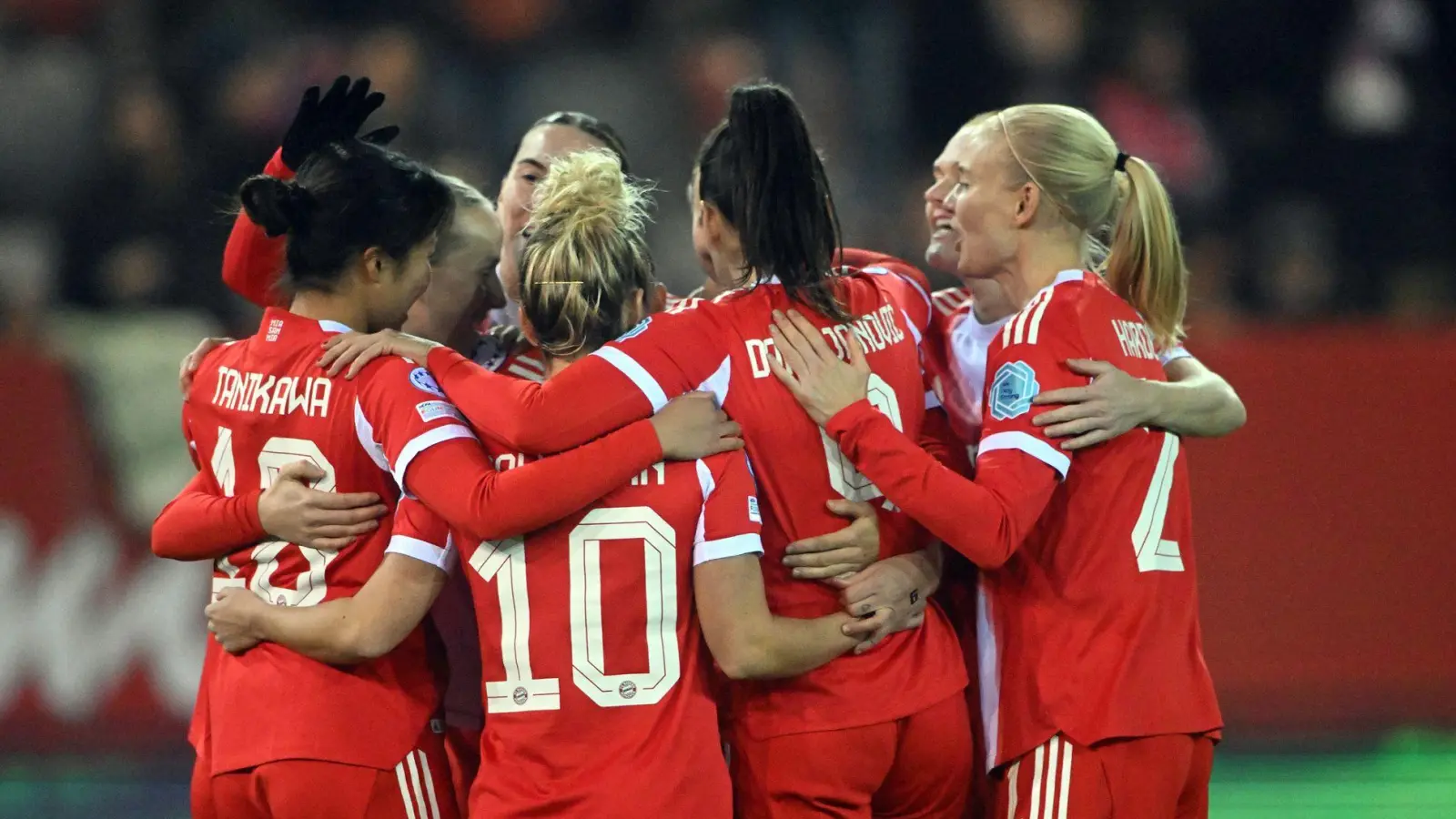Die Bayern-Frauen freuen sich auf das Viertelfinale in der Champions League. (Foto: Jens Niering/dpa)