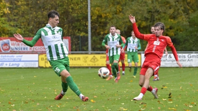 Mit 2:1 gewannen die Spfr Dinkelsbühl (rechts Theo Peter) gegen den FC/DJK Burgoberbach (Lukas Engelhard). Für die Sportfreunde steht am Sonntag bei Fortuna Neuses gleich das nächste Derby auf dem Programm, die Burgoberbacher empfangen bereits am Samstag den FC Ezelsdorf. (Foto: Martin Rügner)