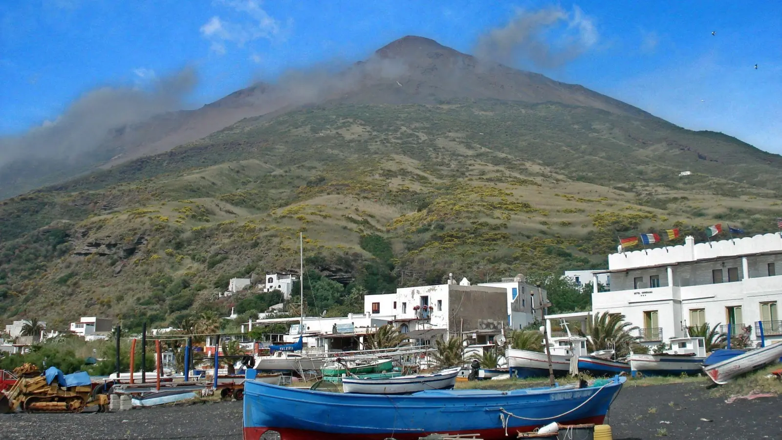 Schon die schwarzen Strände machen deutlich, dass Stromboli eine Vulkaninsel ist. (Foto: Carola Frentzen/dpa-tmn)