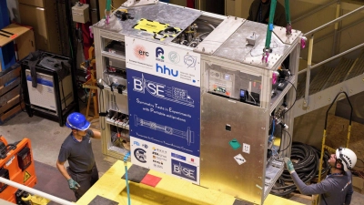 Insgesamt wiegt der Container rund 800 Kilogramm - für den Transport ist deshalb ein Lastwagen nötig. (Foto: Kernforschungszentrum Cern/dpa)