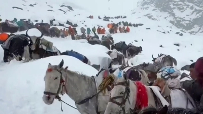 Wanderer sitzen am Mount Everest fest. (Foto: Lingsuiye/Xinhua/AP/dpa)