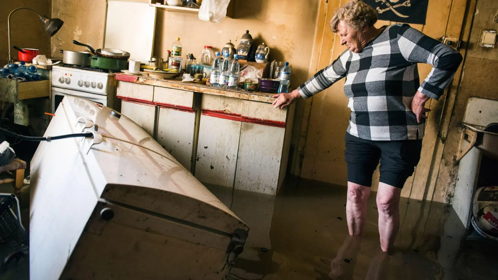 Eine Frau steht in einer überfluteten Wohnung in der Stadt Lewin Brzeski im Süden Polens. (Foto aktuell) (Foto: Attila Husejnow/SOPA Images via ZUMA Press Wire/dpa)