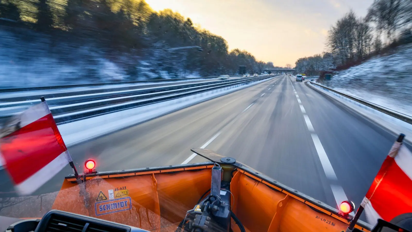 Räum- und Streufahrzeuge besitzen im Winter Sonderrechte: Autofahrer sollten ausreichend Abstand halten und vorsichtig fahren. (Foto: Frank Molter/dpa/dpa-tmn)