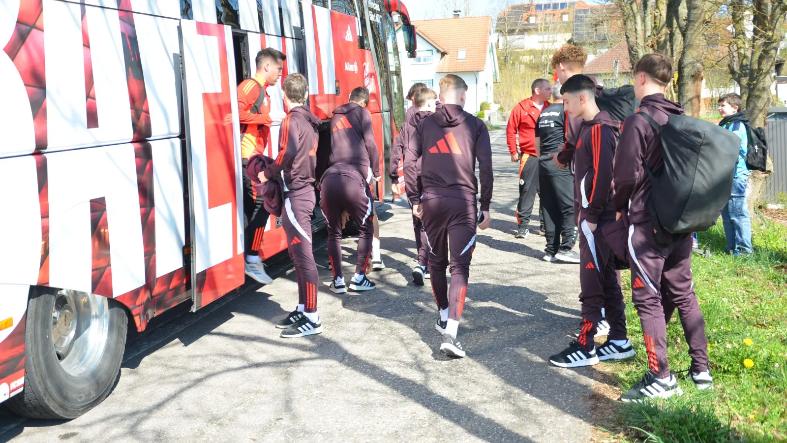 Der große FC-Bayern-Bus steuerte am Samstag Gutenstetten an. Die U15-Mannschaft der Bayern stieg aus und spielte gegen die Gleichaltrigen von der Spielvereinigung Greuther Fürth. (Foto: Christa Frühwald)