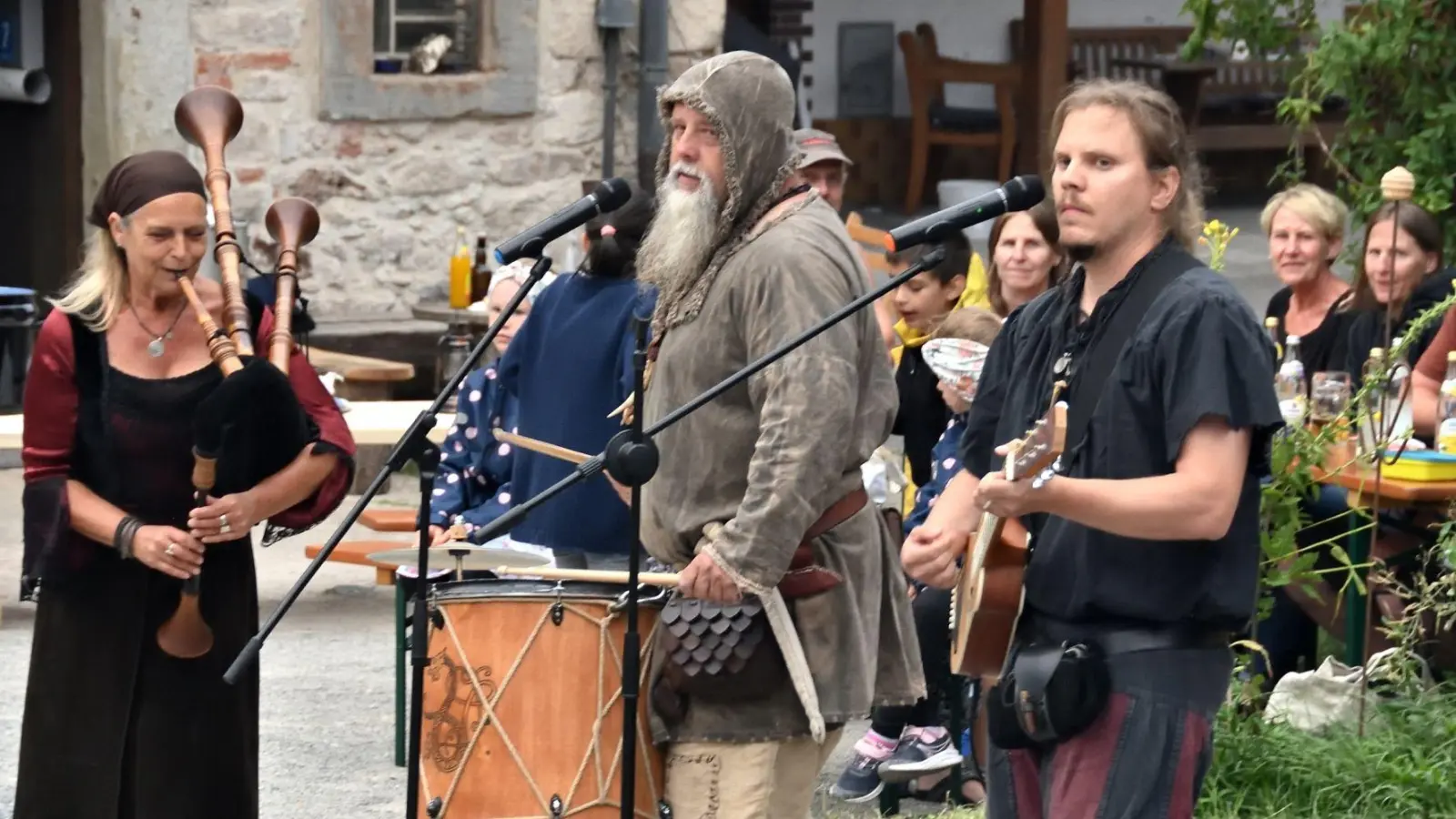 Die Band „Galgenfeder“ trat während den Feierlichkeiten in Münchsteinach mit Gesang vor der Bierbrauen-Ausstellung auf. (Foto: Mark Oliva)