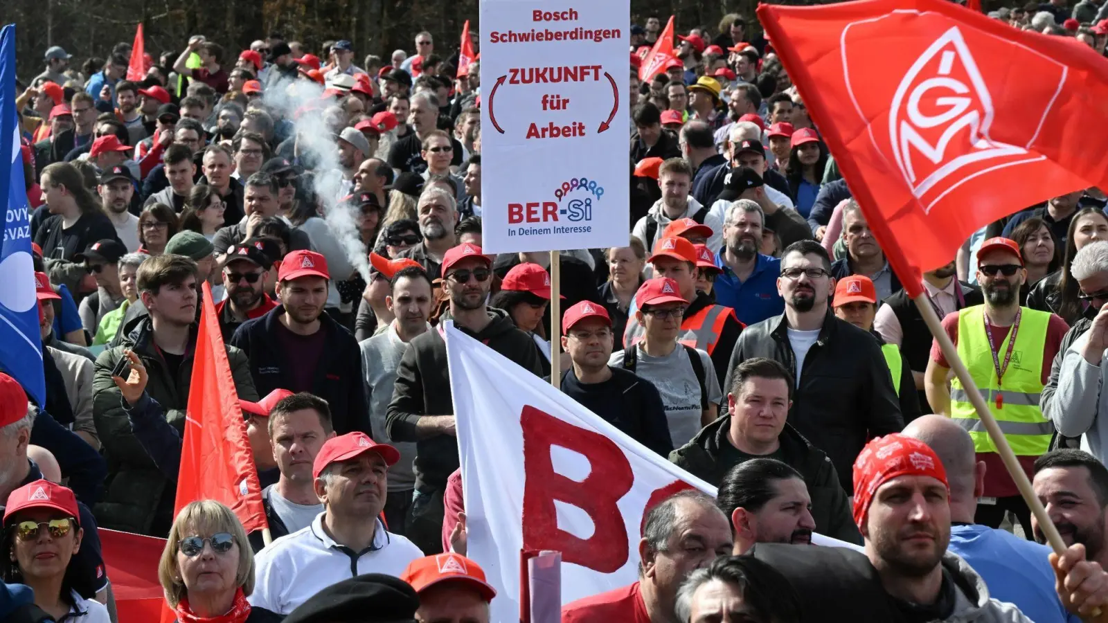 Mitarbeiter des Industriekonzerns Bosch bei einer Kundgebung der IG Metall und des Bosch-Gesamtbetriebsrats in Gerlingen. (Foto: Bernd Weißbrod/dpa)