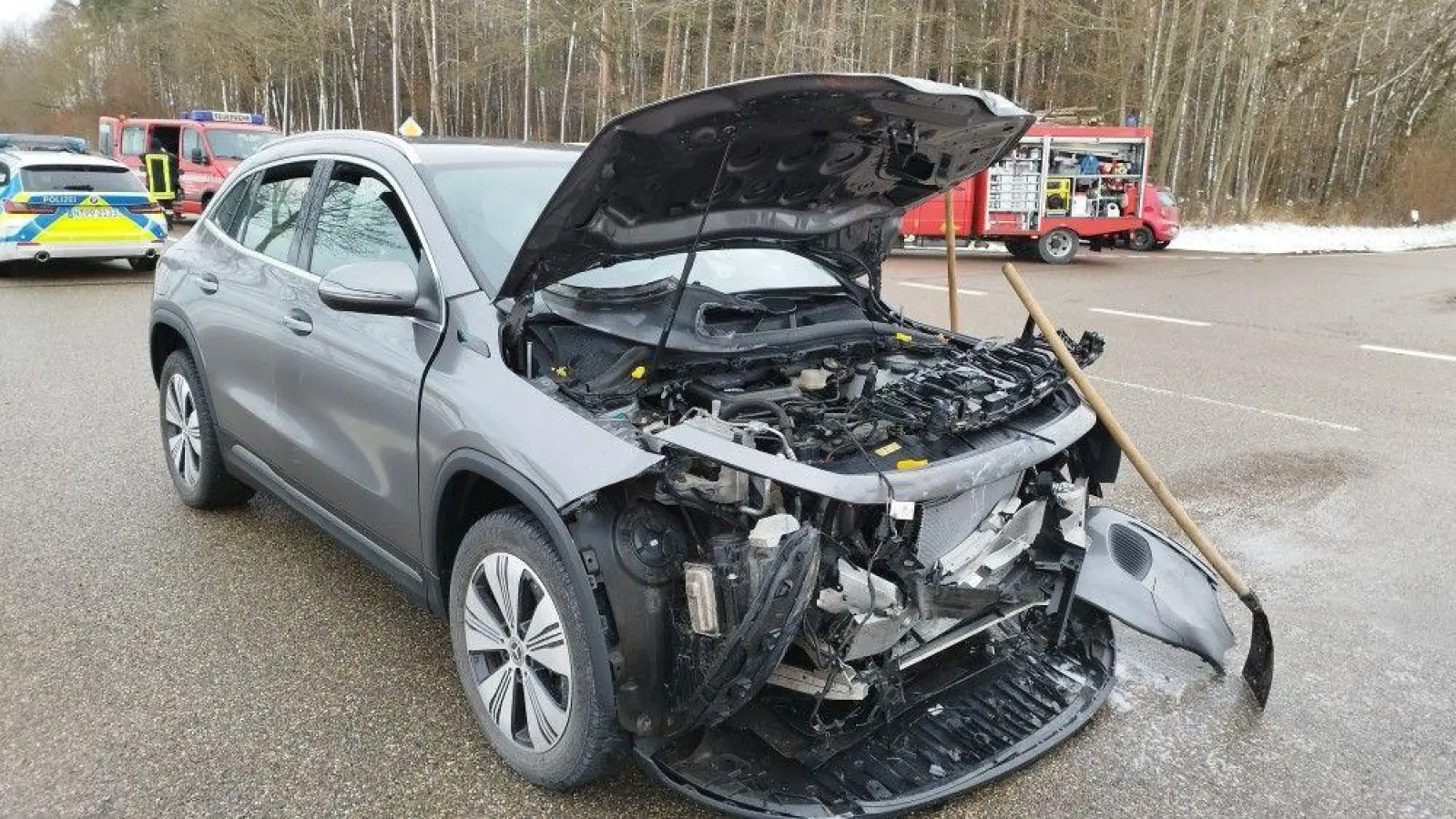 Der Unfall bei Vorderbreitenthann endete glimpflich. Der Sachschaden ist jedoch beträchtlich. (Foto: Robert Maurer)