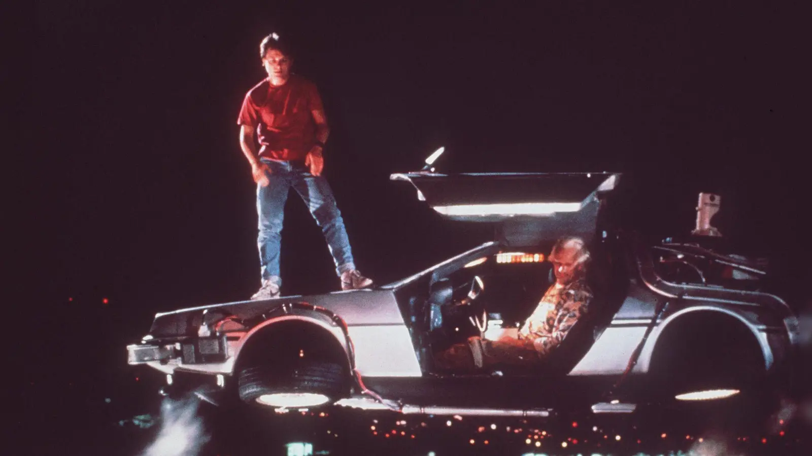  In „Zurück in die Zukunft“ wird der von Michael J. Fox verkörperte Held Marty McFly - mit Hilfe eines umgebauten Sportwagens vom Typ DeLorean DMC-12 - aus dem Jahr 1985 ins Jahr 1955 katapultiert. (Foto: Kpa Publicity/United Archives/dpa)