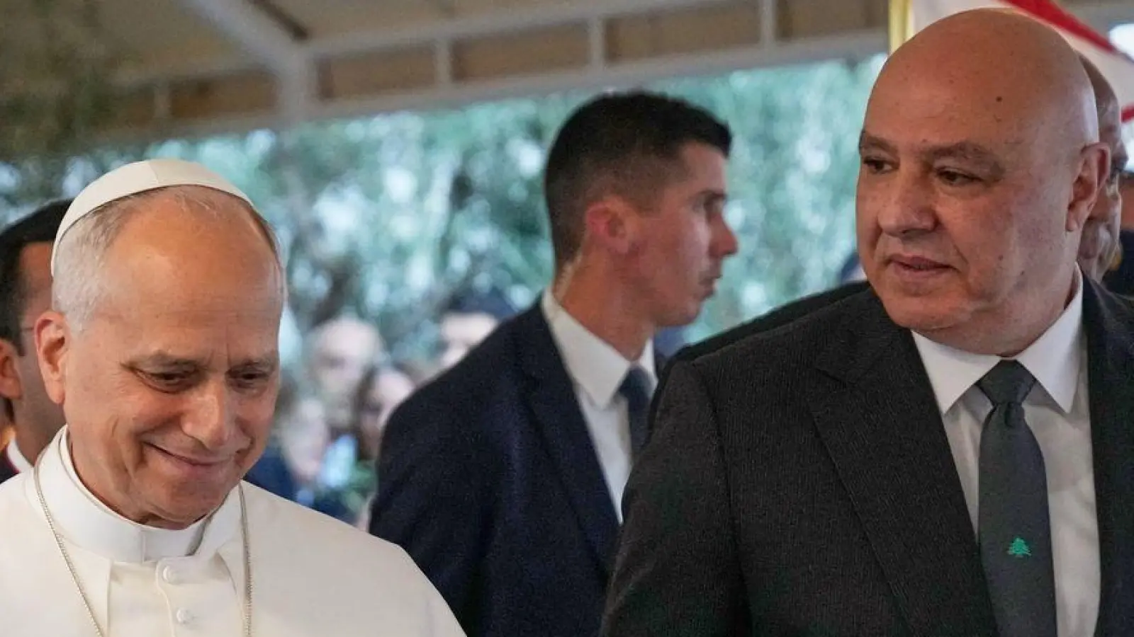 Bei seinem Besuch im Libanon traf Papst Leo XIV. den Präsidenten des krisengeschüttelten Landes, Joseph Aoun (r.).  (Foto: Hussein Malla/AP/dpa)