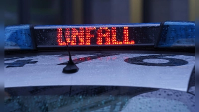 Zu einem Unfall kam es am Dienstag gegen 8.40 Uhr auf der Autobahn 7. (Symbolbild: Marcus Brandt/dpa)