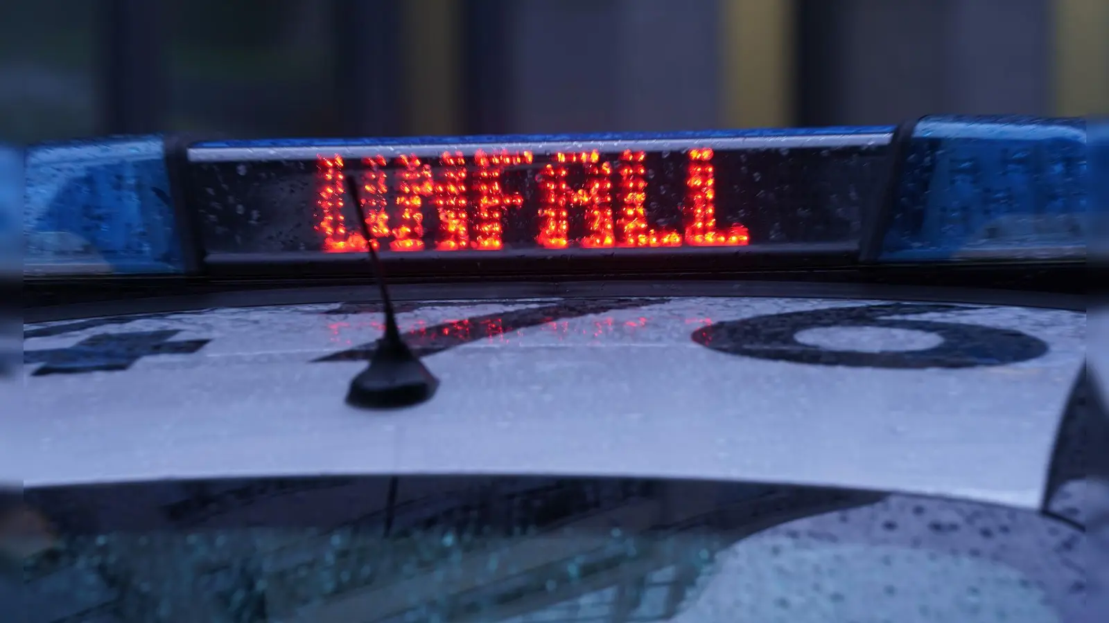 Zu einem Unfall kam es am Dienstag gegen 8.40 Uhr auf der Autobahn 7. (Symbolbild: Marcus Brandt/dpa)