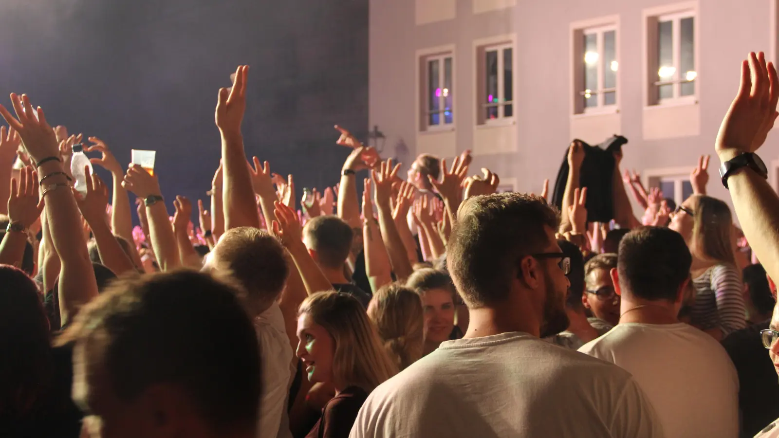 Beste Festivalstimmung herrschte 2017 beim Ansbach Open. Damals feierten die Fans ihre Stars noch in der Reitbahn. (Archivbild: Oliver Herbst)