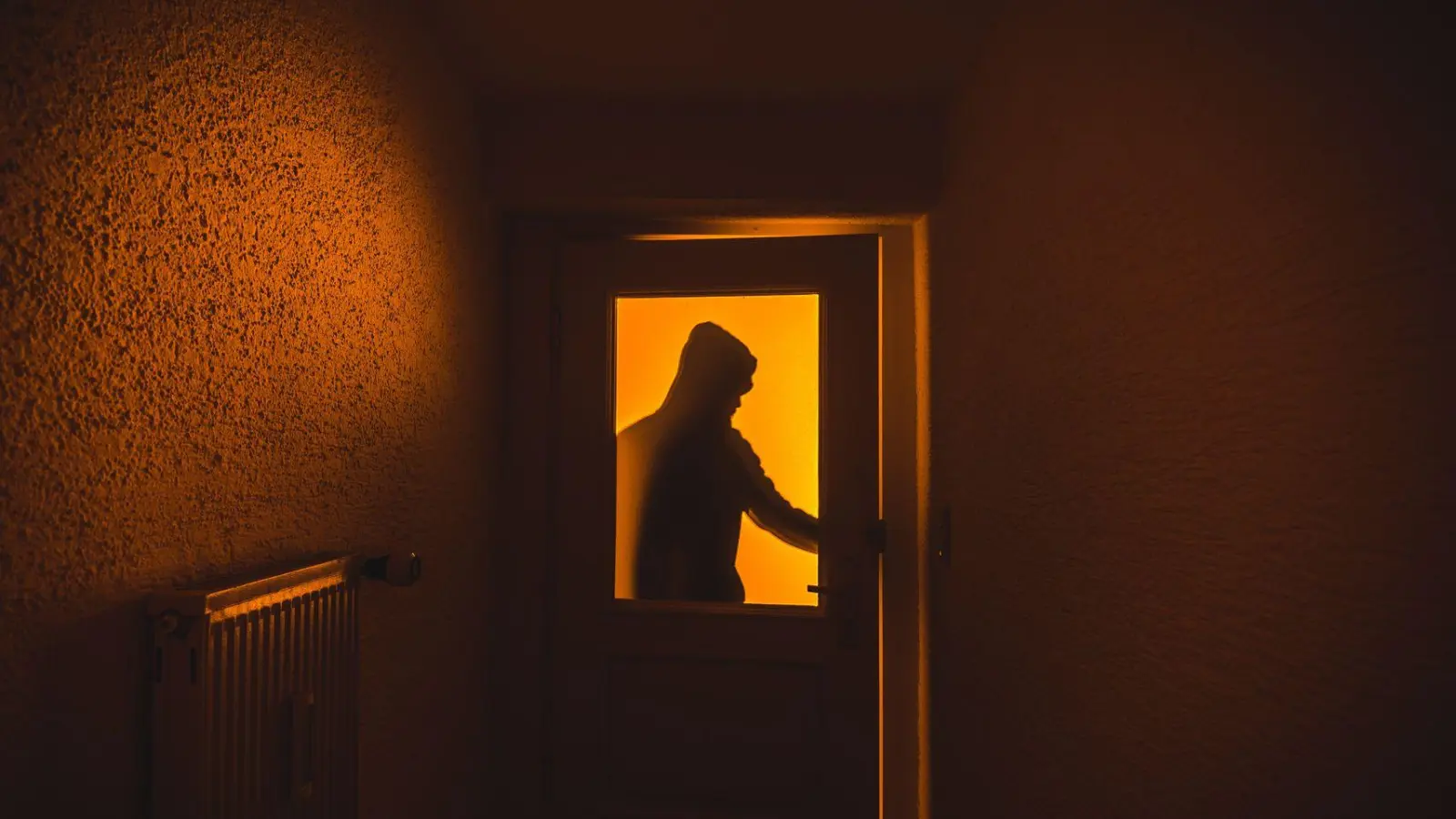 Wer am Wochenende etwas Verdächtiges in der Bamberger Straße in Neustadt/Aisch beobachtet hat, wird gebeten, sich bei der Polizei zu melden. (Symbolbild: Nicolas Armer/dpa/dpa-tmn)