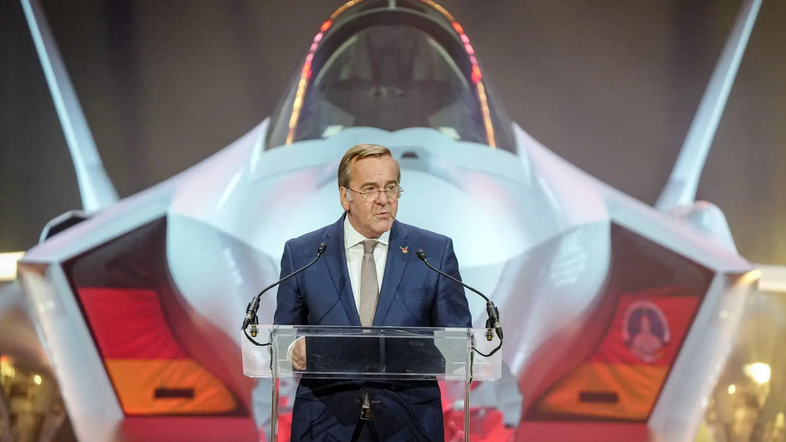 Verteidigungsminister Boris Pistorius vor der F-35 (Foto: Kay Nietfeld/dpa)
