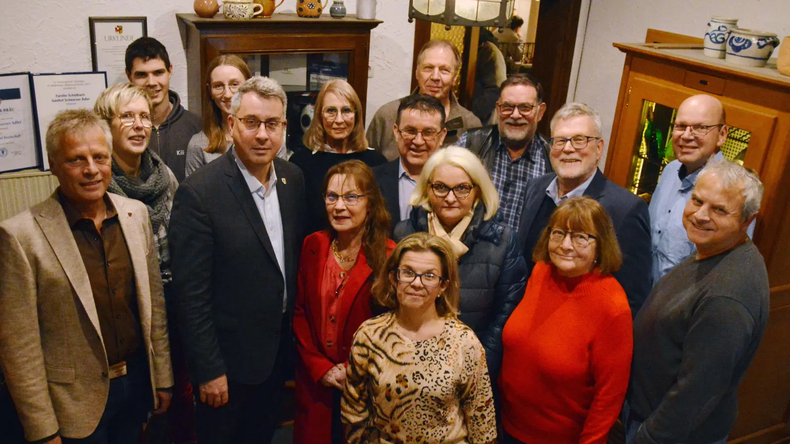 Die anwesenden Kandidatinnen und Kandidaten für die Stadtratsliste der Uffenheimer SPD. Wolfgang Lampe (vorne, Zweiter von links) will Bürgermeister bleiben. (Foto: Johannes Zimmermann)