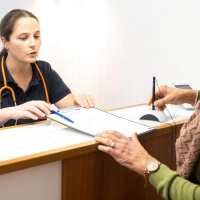 Bei einer bereits diagnostizierten Osteoporose haben Patientinnen und Patienten alle fünf Jahre Anspruch auf eine Knochendichtemessung, bezahlt von der Krankenkasse.  (Foto: Benjamin Nolte/dpa-tmn)