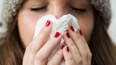 Erkältungskrankheiten machten 2025 die meisten Krankmeldungen von AOK-Versicherten in Bayern aus. (Symbolbild) (Foto: Christina Sabrowsky/dpa)