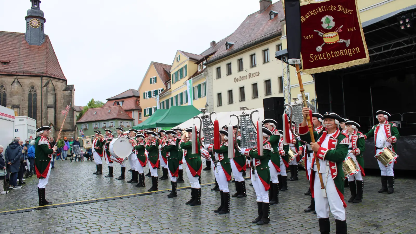 In eine Regenpause fällt am Samstag der offizielle Auftakt des Feuchtwanger Altstadtfestes mit dem Standkonzert der Markgräflichen Jäger. (Foto: Herbert Dinkel)