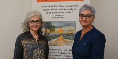 Silvia Schäuble (links) und Claudia Buck vom Hospizverein Ansbach beraten ab jetzt monatlich zum Thema Patientenverfügung und Versorgungsvollmacht. (Foto: Anna Beigel)