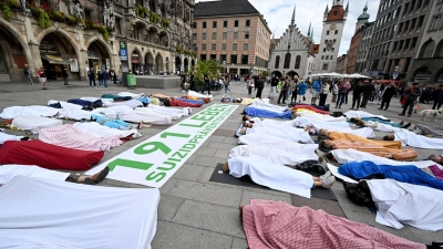 Aktivisten erinnern in München an die 191 Menschen aus der Stadt, die durch Suizid ihr Leben verloren.  (Foto: Felix Hörhager/dpa)