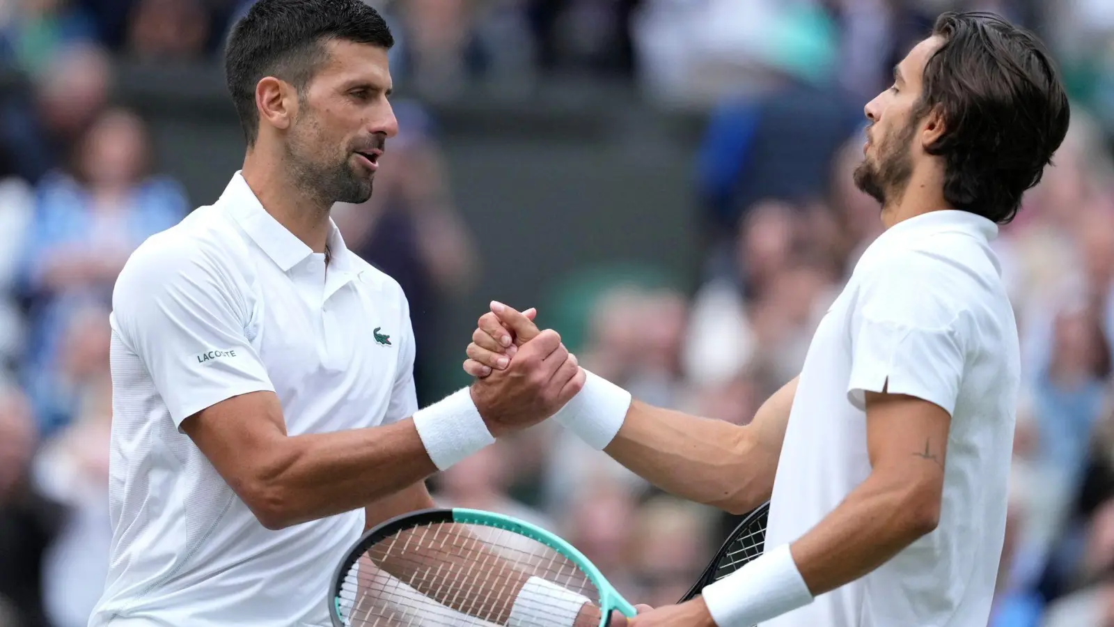 Novak Djokovic (l) steht nur wenige Woche nach einer Knie-Operation im Wimbledon-Finale. (Foto: Mosa'ab Elshamy/AP)