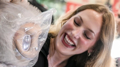 Cynthia Schlater stand laut eigenen Angaben 14 Stunden lang in der Warteschlange. (Foto: Jens Kalaene/dpa)