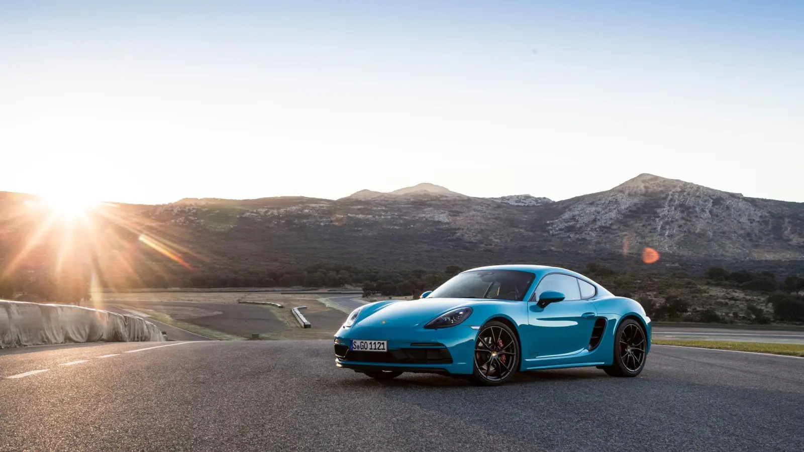 In weichem Licht und auf einer leicht erhöhten Freifläche, die nicht vom Auto ablenkt, setzt Profi-Automobilfotograf Manuel Hollenbach diesen Porsche perfekt in Szene. (Foto: Manuel Hollenbach/Right Light Media GmbH/dpa-tmn)