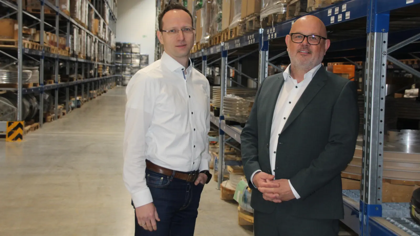 Philipp Thiele (links) und Matthias Irion sind die geschäftsführenden Gesellschafter von Mader Logistik. Das Unternehmen gibt es seit mehr als 150 Jahren. (Foto: Robert Maurer)